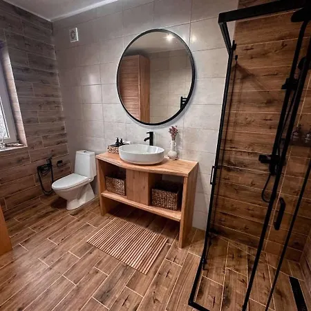 Friends House - ізки 33 * Nizhniy Studenyy