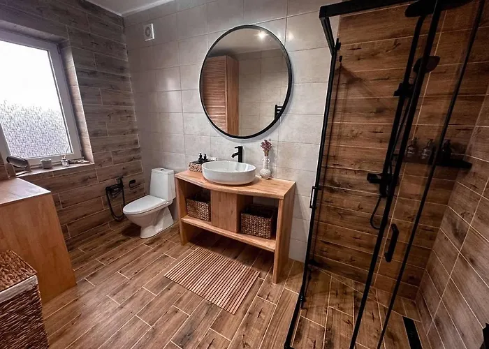 Friends House - ізки 33 * Nizhniy Studenyy